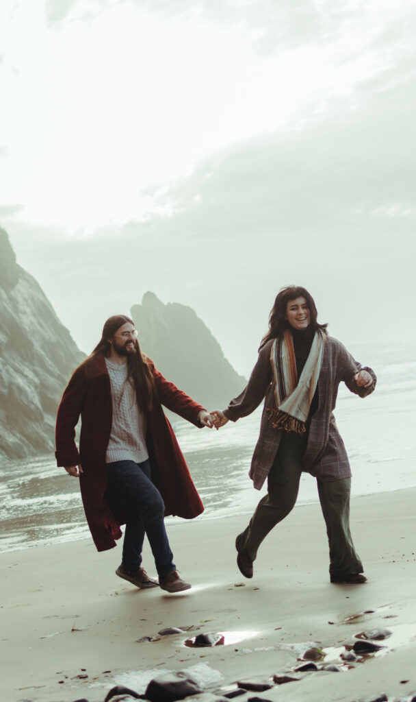 Adventure photoshoot on the Oregon coast with couple